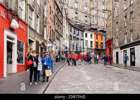 Victoria Street in Edinburgh, mit seinen Coloful Gebäuden und unabhängigen Geschäften ist dies eine der Top-Attraktionen von t Stockfoto