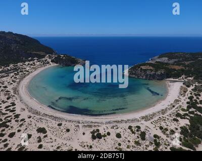 Der Strand Voidokilia ist ein beliebter Strand in Messinia im Mittelmeerraum. In der Form des griechischen Buchstabens Omega bildet sein Sand einen halbrunden Streifen Stockfoto