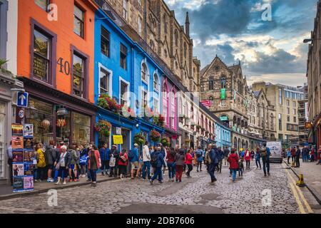 Victoria Street in Edinburgh, mit seinen Coloful Gebäuden und unabhängigen Geschäften ist dies eine der Top-Attraktionen von t Stockfoto