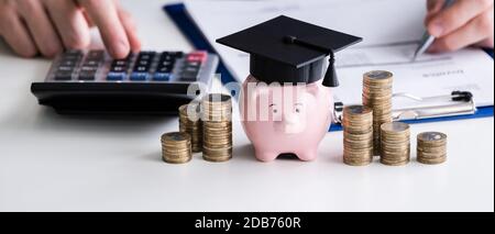 In der Nähe von Piggy Bank tragen Staffelung hat und gestapelte Münzen Vor Unternehmer Stockfoto