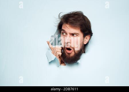 Emotionale Männer bricht durch die Wand Karriere Arbeit Lebensstil Stockfoto