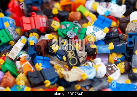 Tambow, Russische Föderation - 14. November 2020 Heap von Lego minifiguren. Stockfoto