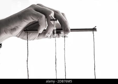 Nahaufnahme der Hand manipulieren Marionette einer Person mit String auf grauem Hintergrund Stockfoto