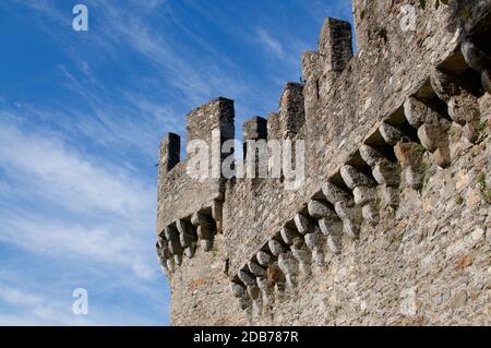 Seitenansicht der Burgmauer von Sasso Corbaro gegen den blauen Himmel in Bellinzona, Schweiz Stockfoto