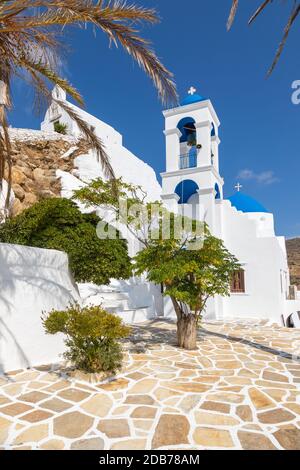 Chora, iOS Insel, Griechenland - 20. September 2020: Blick auf die Kirche der Jungfrau Maria von der Klippe. Weißes Gebäude auf dem Hügel. Schöner, sonniger Tag. Stockfoto