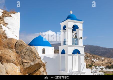 Chora, iOS Insel, Griechenland - 20. September 2020: Blick auf die Kirche der Jungfrau Maria von der Klippe. Weißes Gebäude auf dem Hügel. Schöner, sonniger Tag. Stockfoto