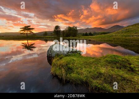 Feuriger Dramatischer Sonnenuntergang Über Kelly Hall Tarn Im Englischen Lake District. Stockfoto