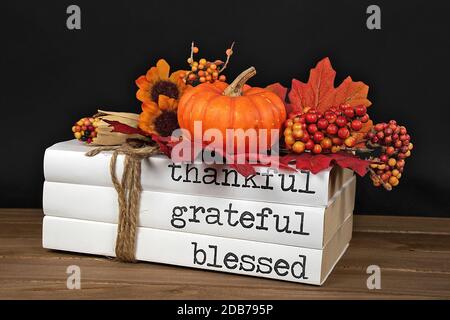 Herbst Kürbis und Blatt Dekorationen auf Stapel von Büchern gebunden Mit String Stockfoto