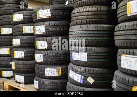 Brandneue Pirelli Motorreifen mit verschiedenen Stufen aufgestapelt Ein Regal in einem Autohaus in Nahaufnahme Vollformatansicht Stockfoto