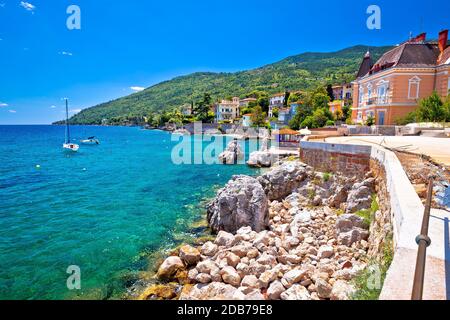 Die Stadt Lovran mit Villen an der Küste und türkisfarbenem Meerblick, die Bucht von Kvarner in Kroatien Stockfoto