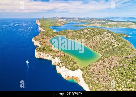 Telascica Naturpark Felsen und grünen Mir See auf der Insel Dugi Otok Luftaufnahme, Kornati Nationalpark Kroatiens Stockfoto