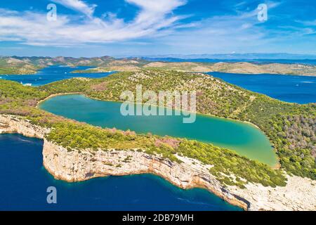 Telascica Naturpark Felsen und grünen Mir See auf der Insel Dugi Otok Luftaufnahme, Kornati Nationalpark Kroatiens Stockfoto