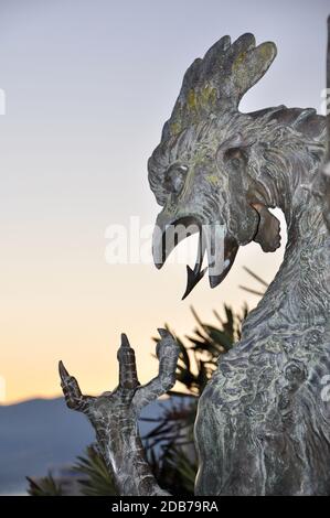 Rijeka, Kroatien November 2020. Kopf der Obelisk-Statue im Schloss Trsat mit Blick auf Rijeka in Kroatien. Basilisk Statue in Rijeka Burg. Bronze Stockfoto