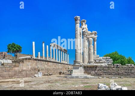 Ruinen des Tempels von Dionysos in der antiken griechischen Stadt Pergamon, Türkei. Großer Panoramablick an einem sonnigen Sommertag Stockfoto