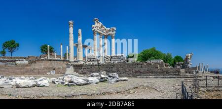 Ruinen des Tempels von Dionysos in der antiken griechischen Stadt Pergamon, Türkei. Großer Panoramablick an einem sonnigen Sommertag Stockfoto