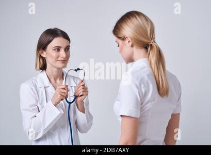 Der Patient beschwert sich beim Arzt nach Willen und a Blaues Stethoskop Stockfoto