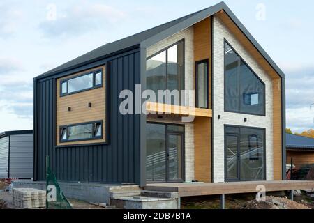 Holzrahmen vorgefertigte Kabine oder Fertighaus im Bau als modulares Gehäuse und Flat Pack Häuser Konzept. Stockfoto