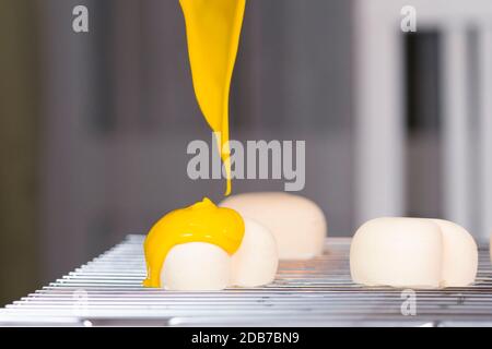 Schritt für Schritt wird der Mousse Kuchen mit Spiegelglasur gebacken. Französisches Dessert wird zubereitet. Gefrorenes Spiegel-Icing auf dem Kuchen. Backen und Konditorei Stockfoto