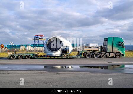 Schwerlastkraftwagen mit Rotorkomponente der Windenergieanlage Stockfoto