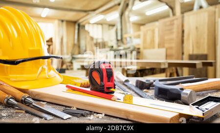 Nahaufnahme. Tischlerarbeitstisch mit Werkzeugen für die Holzbearbeitung. Bauindustrie, Zimmerei. Stockfoto