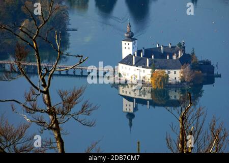 Das Seeschloss Ort am Traunsee in Gmunden vom Grünberg aus gesehen (Salzkammergut, Bezirk Gmunden, Oberösterreich, Österreich) - Schloss Ort am TR. See Stockfoto