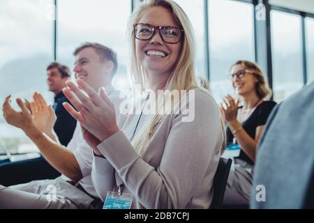Geschäftsleute sitzen im Seminar und klatschen die Hände. Geschäftsmänner und Geschäftsfrauen applaudieren nach einer erfolgreichen Präsentation. Stockfoto