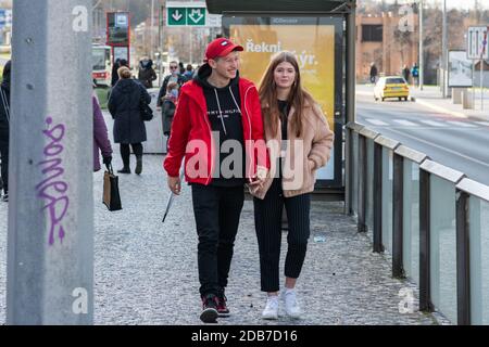 11/16/20. Tschechische Republik. Ein junges Paar wartet während der Quarantäne an der Straßenbahnhaltestelle Hradcanska auf eine Straßenbahn. Dies ist eine Sperrzeit in der Tschechischen Republik Stockfoto