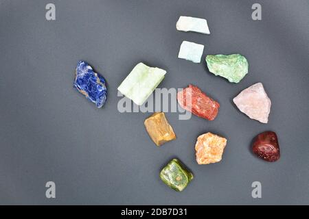Sammlung von wertvollen Mineralien und farbigen Edelsteinen isoliert auf schwarz Hintergrund Stockfoto