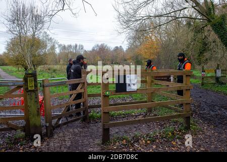 Denham, Buckinghamshire, Großbritannien. November 2020. Ein weiterer öffentlicher Fußweg hat Sicherheitsbarrieren, die über das Tor gelegt werden, um ihn zu blockieren. Im Denham Country Park haben einige Mitglieder der Öffentlichkeit die Nase voll von HS2-Sicherheitspatrouillen auf öffentlichen Fußwegen. Ihre häufige Präsenz wird von Spaziergängern als einschüchternd wahrgenommen, um den öffentlichen Park zu genießen. Die Menschen werden auch frustriert, da öffentliche Fußwege ohne vorherige Benachrichtigung gesperrt werden. HS2 haben einen Teil des Parks übernommen und zerstören Bäume und Lebensräume für Wildtiere für den Bau der umstrittenen HS2-Hochgeschwindigkeitsstrecke von Lon Stockfoto