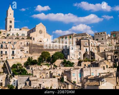 Malerischer Blick auf Sasso Barisano und seine charakteristischen Höhlenwohnungen in der antiken Stadt Matera, Region Basilicata, Süditalien Stockfoto