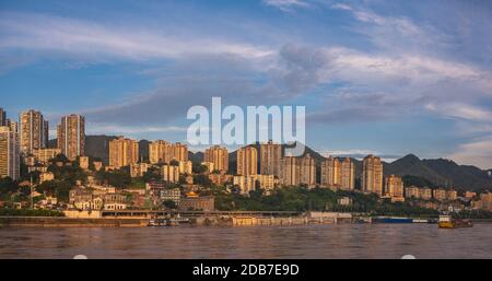 Chongqing, China - August 2019 : Panoramaaussicht auf die hoch gelegenen Wohn- und Geschäftsgebäude am Ufer des Jangtsekiang in der Stadt Chongqing Stockfoto