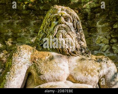 Detail von gott Neptun kolossale Skulptur im berühmten Park der Monster, auch Heiligen Hain, Bomarzo Gärten, Provinz Viterbo, Latium, Italien genannt Stockfoto