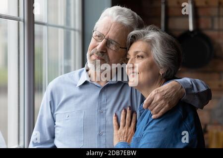 Glücklich verträumt reifes Paar umarmt, denken über gute Zukunft zusammen Stockfoto