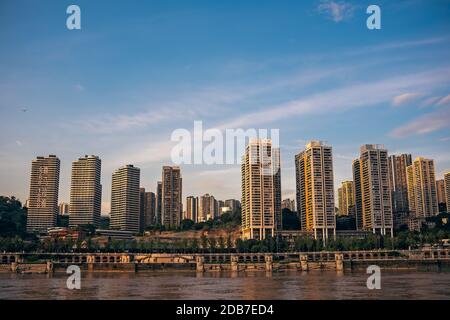 Chongqing, China - August 2019 : Panoramaaussicht auf die hoch gelegenen Wohn- und Geschäftsgebäude am Ufer des Jangtsekiang in der Stadt Chongqing Stockfoto