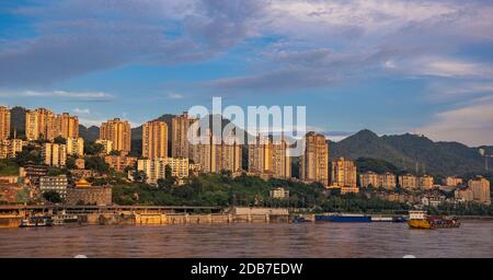 Chongqing, China - August 2019 : Panoramaaussicht auf die hoch gelegenen Wohn- und Geschäftsgebäude am Ufer des Jangtsekiang in der Stadt Chongqing Stockfoto