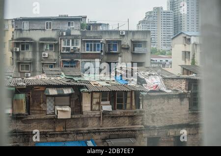 Yichang, China - August 2019: Blick auf das Blechdach von Häusern in Yichang armer Vorstadt, Provinz Hubei Stockfoto