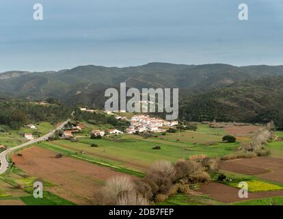 Blick auf die Stadt Aljezur von der Burg, Alentejo, Algarve, Portugal Stockfoto