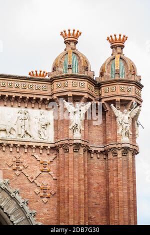 Der historische Triumphbogen im Stadtzentrum von Barcelona in Spanien Stockfoto