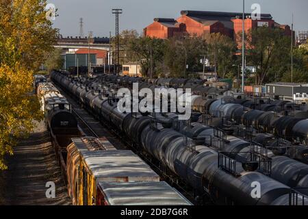 Eisenbahnwerft in East Chicago, Indiana mit ArcelorMittal Stahlwerk im Hintergrund Stockfoto