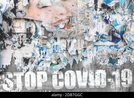 Nachricht "Top COVID-19" auf alten zerrissenen Plakaten. COVID-19-Ausbruch. Sperrung. Konzept der Einstellung der Arbeitsaktivitäten aufgrund eines medizinischen Notfalls von Coronavirus. Stockfoto
