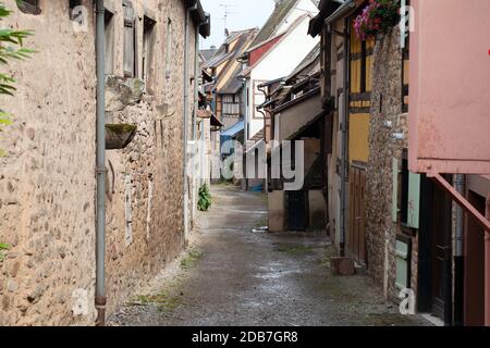 Straße mit mittelalterlichen Fachwerkhäusern in Eguisheim Dorf entlang der berühmten Weinstraße im Elsass/Frankreich Stockfoto