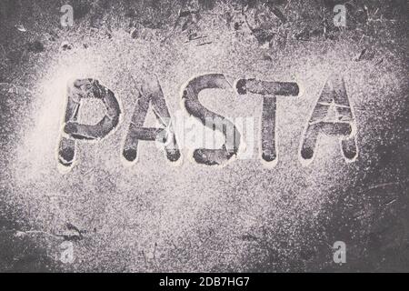 Das Wort "Pasta" aus Mehl. Banner. talian Pasta, flach lag Nahaufnahme. Stockfoto