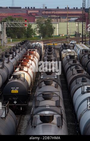 Eisenbahnwerft in East Chicago, Indiana mit ArcelorMittal Stahlwerk im Hintergrund Stockfoto