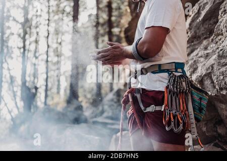 Bergsteiger, der Kreide auf die Hände aufsetzt, Teneriffa, Kanarische Inseln, Spanien Stockfoto