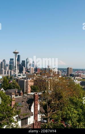 Blick auf die Skyline von Seattle vom West Highland Drive und Kerry Park in Queen Anne, Seattle, Washington. Stockfoto