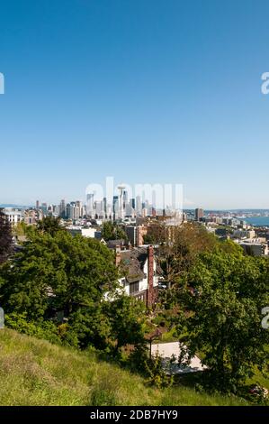 Blick auf die Skyline von Seattle vom West Highland Drive und Kerry Park in Queen Anne, Seattle, Washington. Stockfoto