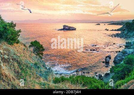 Kap Akamas Bucht mit Möwen am Himmel bei Sonnenuntergang. Aussicht von der berühmten Aphrodite Trail. Mittelmeer. Ein beliebtes Touristenziel. Zypern Stockfoto