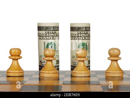 Dollar auf dem Schachbrett isoliert auf weiß Stockfoto