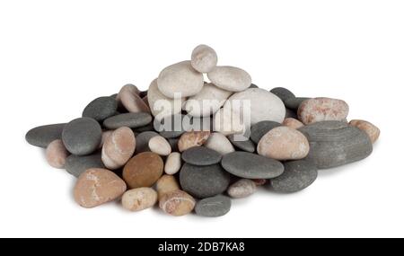 Ein Haufen runder Meereskies auf weißem Hintergrund isoliert Stockfoto