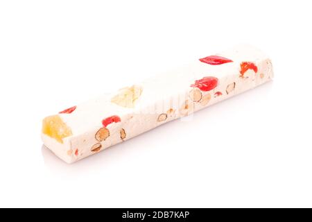 Stück weißer Nougat mit offenen Früchte und Nüsse weiß isoliert Stockfoto